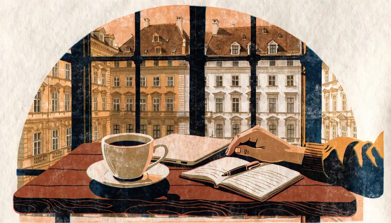 Geschlossener Laptop auf Wiener Kaffeetisch mit Barockfassade im Fenster